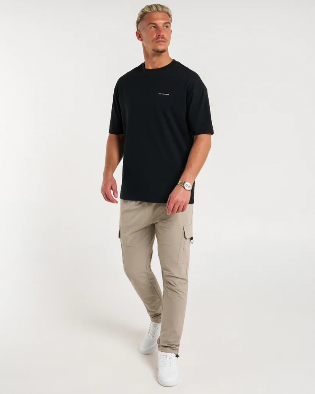 Pantalón Deportivo Cargo de Hombre con Bolsillos Laterales y Corte Ajustado