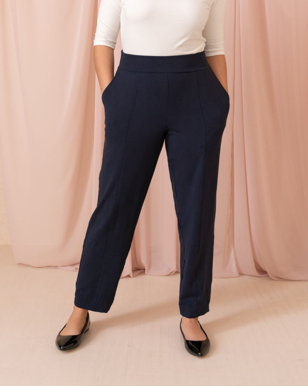 Pantalón Recto de Tiro Medio con Pinzas Frontales y Tejido Fluido