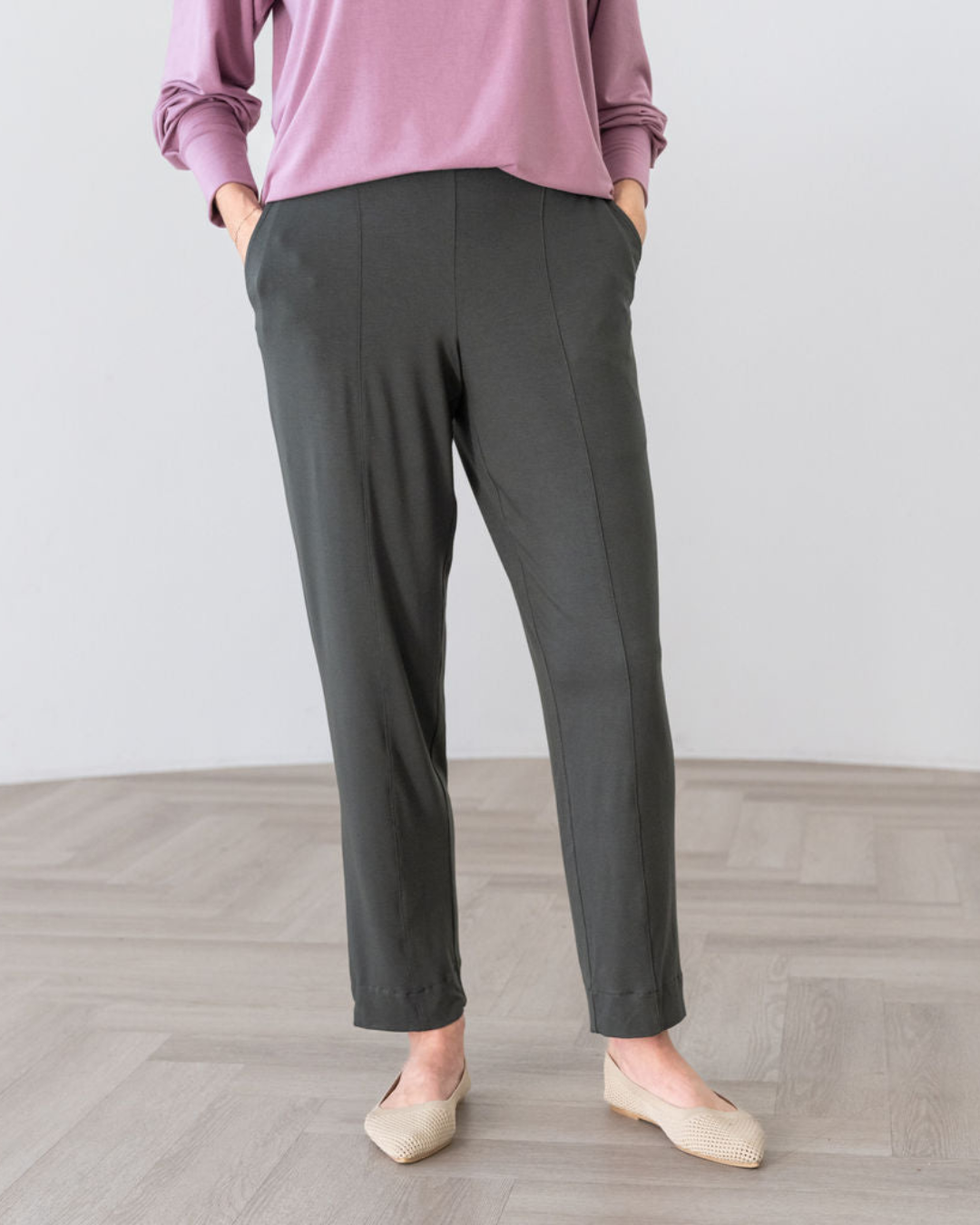 Pantalón Recto de Tiro Medio con Pinzas Frontales y Tejido Fluido