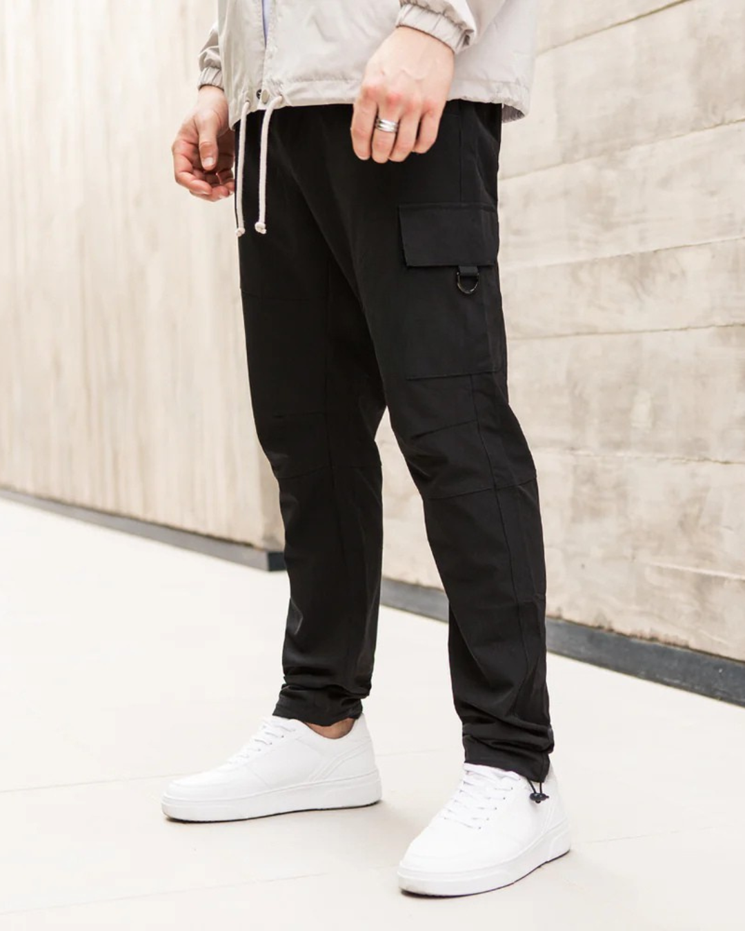 Pantalón Deportivo Cargo de Hombre con Bolsillos Laterales y Corte Ajustado