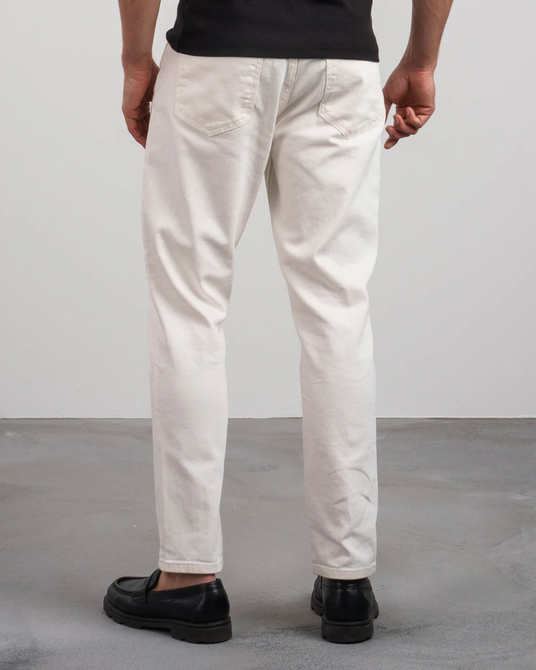 Pantalón de Corte Recto con Tejido Elástico para un Ajuste Cómodo y Elegante