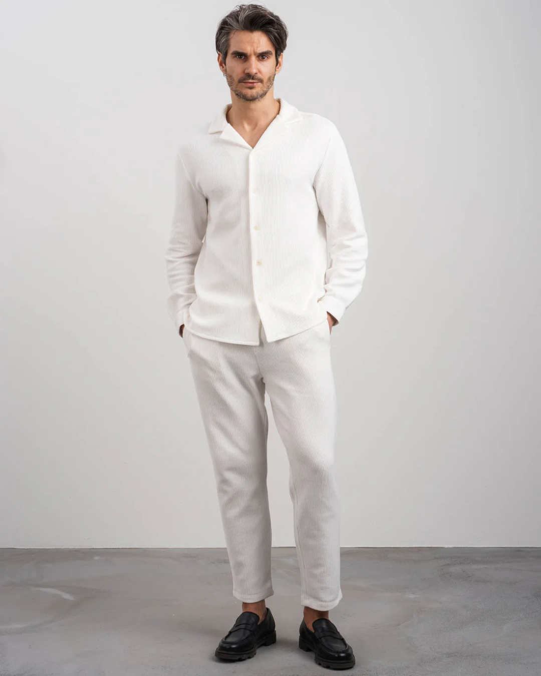 Conjunto Masculino en canalé con camisa abotonada y pantalón recto