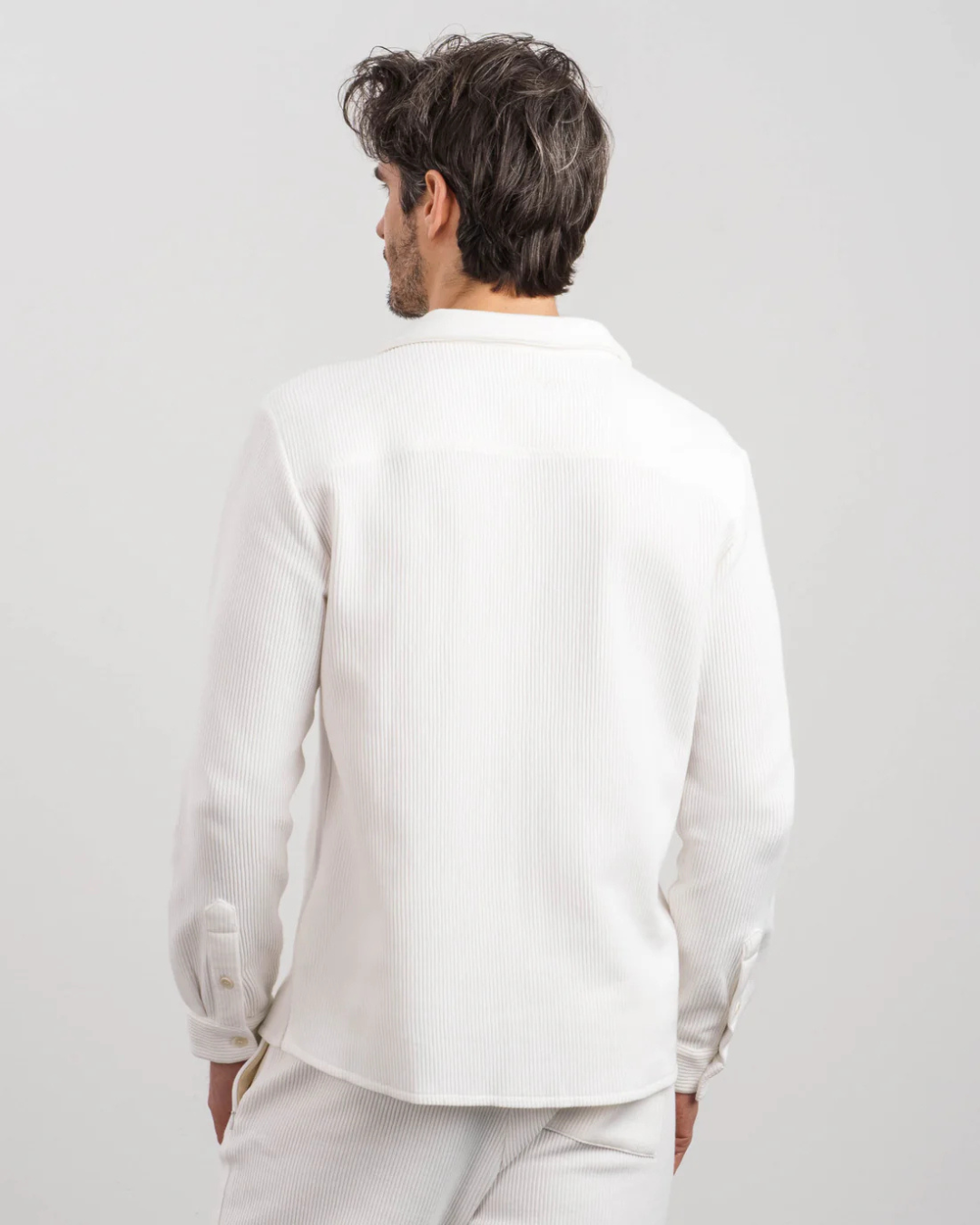 Conjunto Masculino en canalé con camisa abotonada y pantalón recto