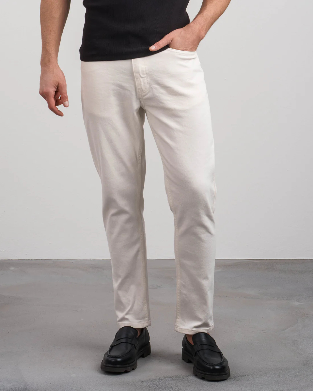 Pantalón de Corte Recto con Tejido Elástico para un Ajuste Cómodo y Elegante