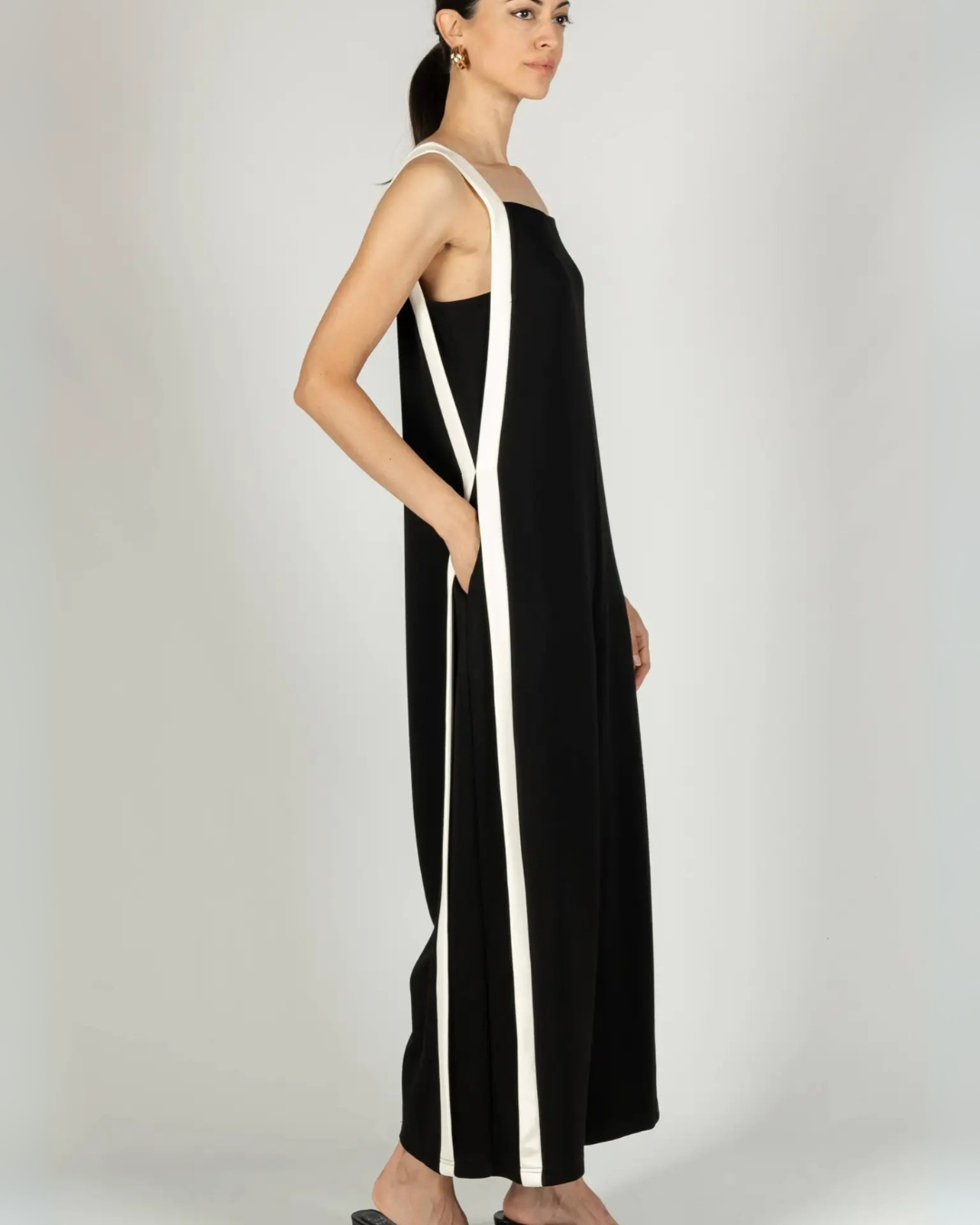 Elegante mono para mujer con bolsillos laterales