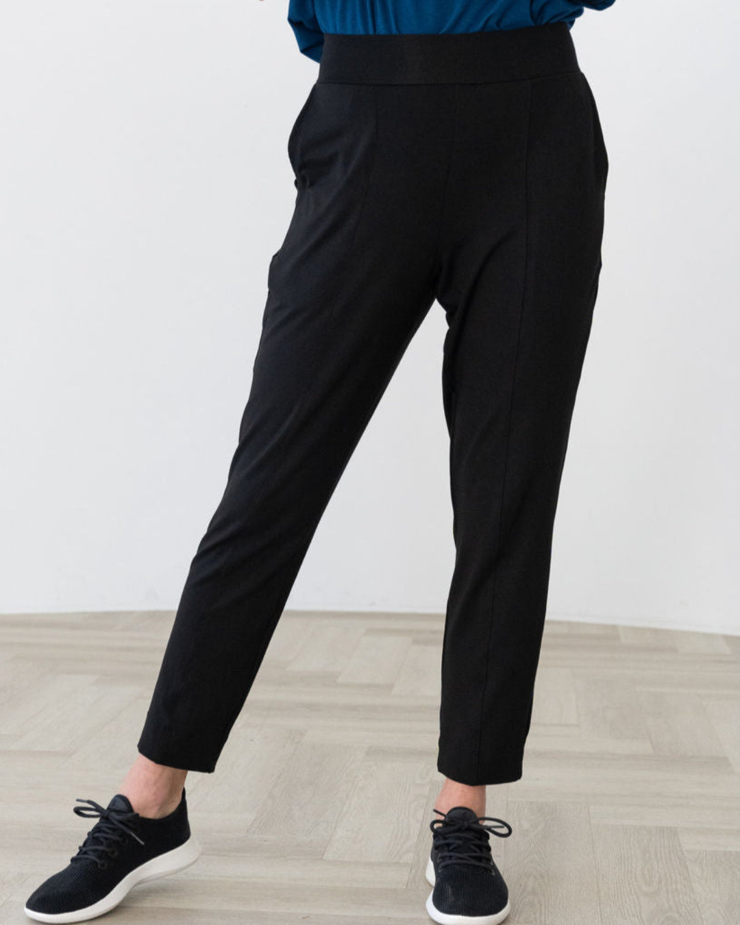 Pantalón Recto de Tiro Medio con Pinzas Frontales y Tejido Fluido