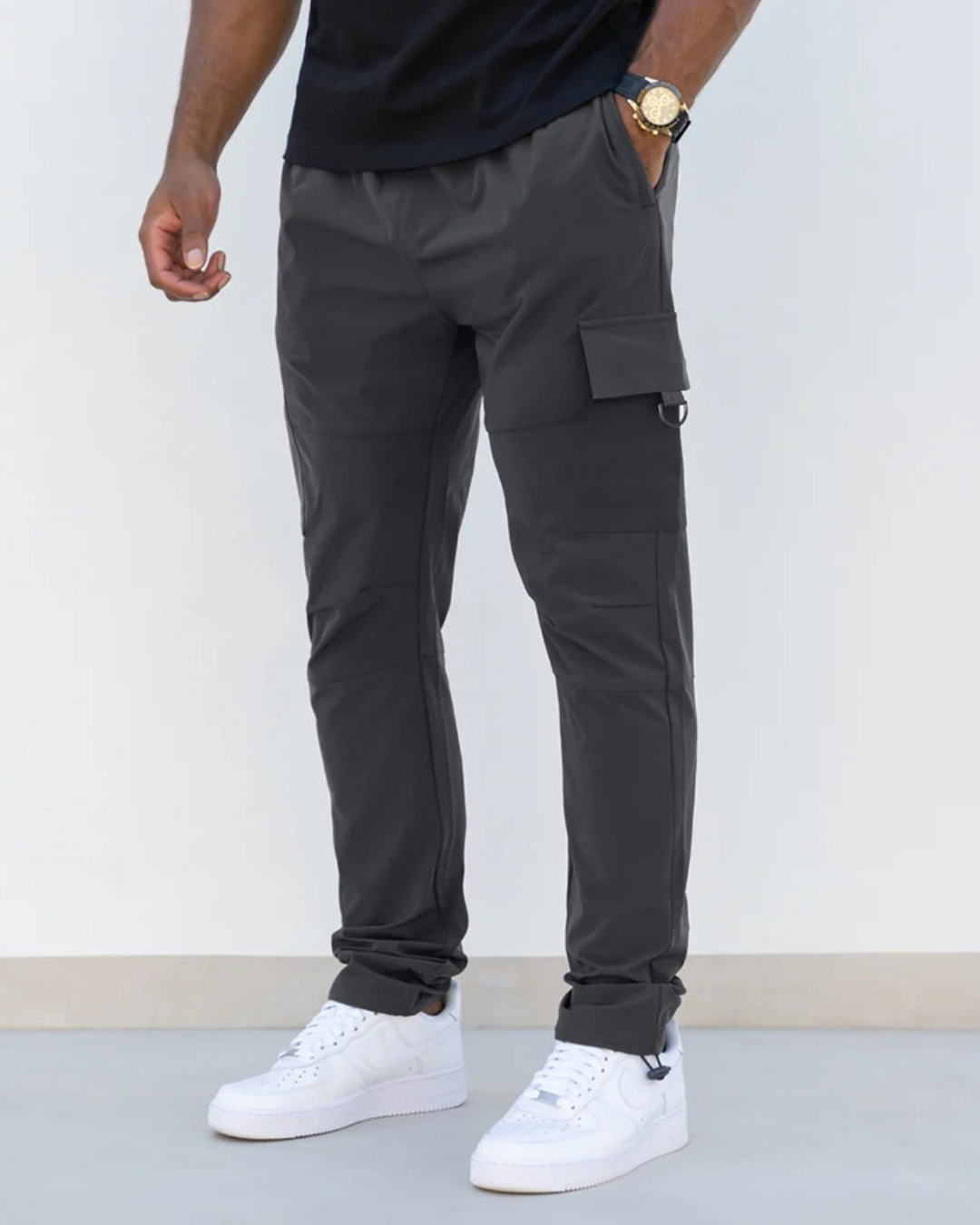 Pantalón Deportivo Cargo de Hombre con Bolsillos Laterales y Corte Ajustado