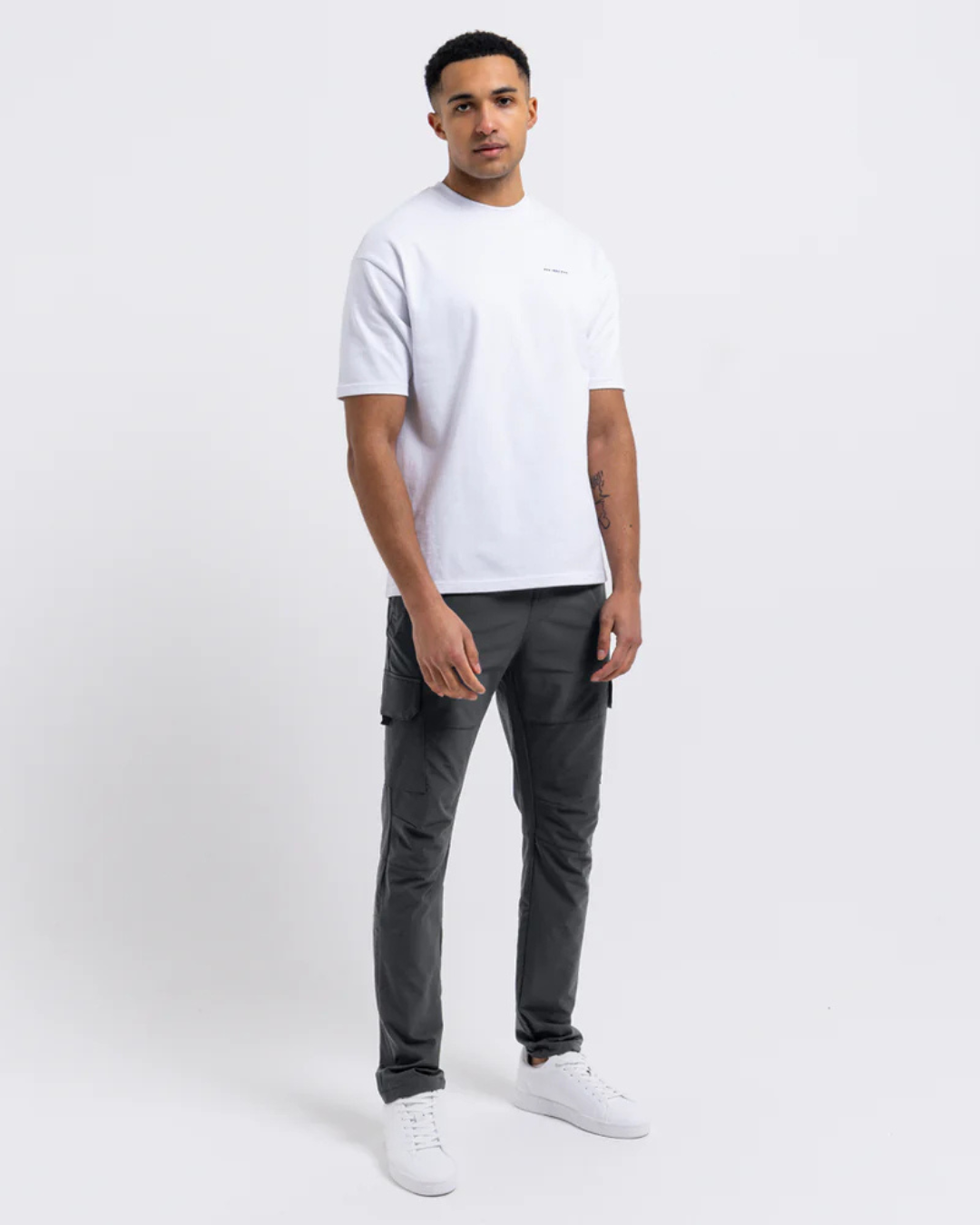 Pantalón Deportivo Cargo de Hombre con Bolsillos Laterales y Corte Ajustado