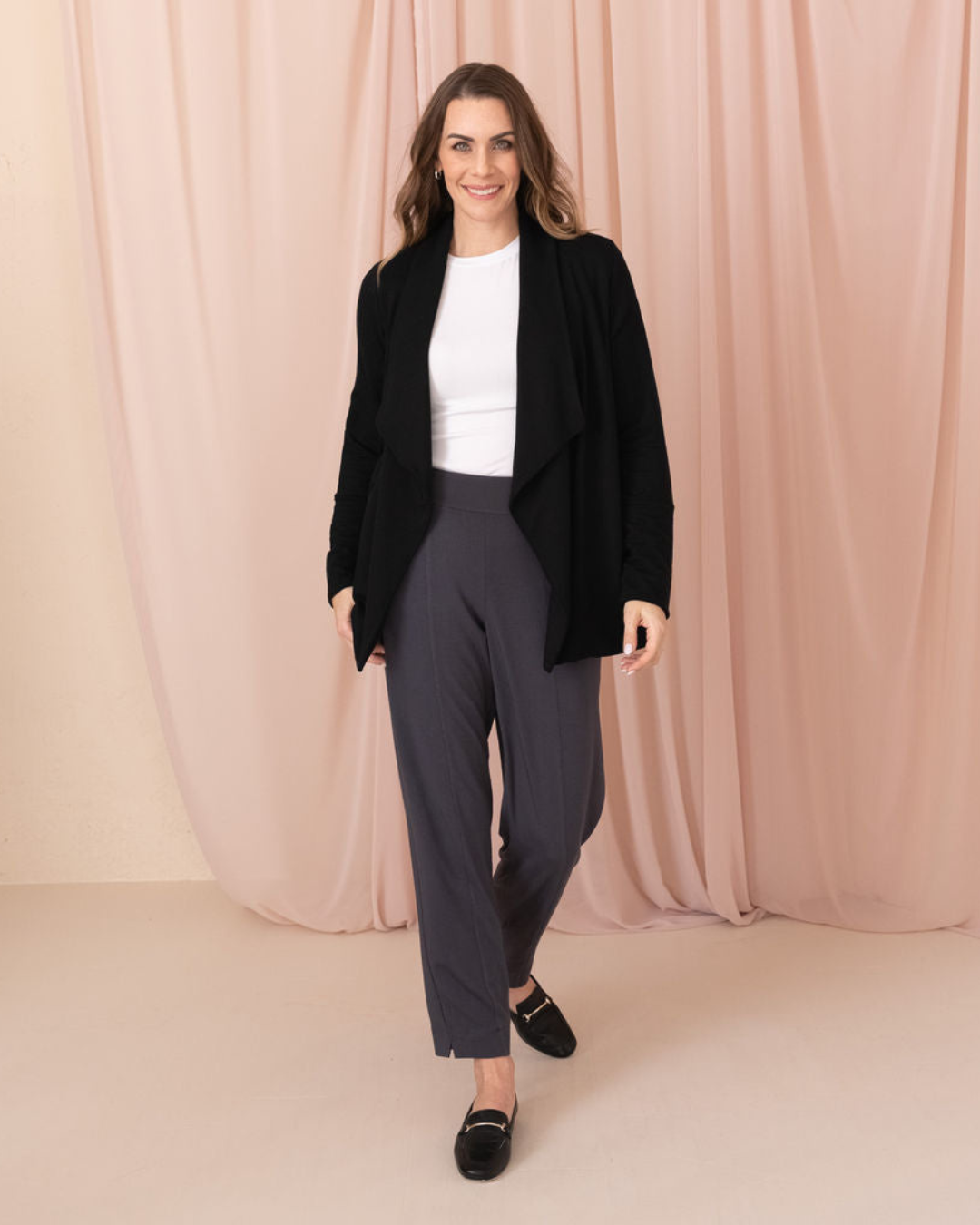 Pantalón Recto de Tiro Medio con Pinzas Frontales y Tejido Fluido