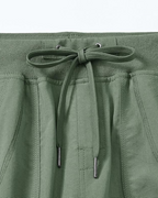 Pantalón cargo capri con bolsillos laterales y cintura ajustable