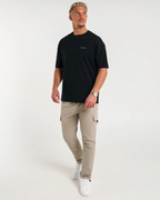 Pantalón Deportivo Cargo de Hombre con Bolsillos Laterales y Corte Ajustado