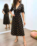 Vestido de lunares con escote en V cruzado