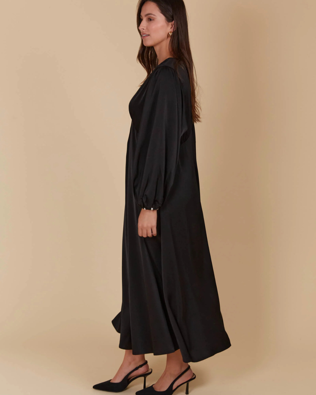 Vestido  de Manga Larga que Redefine la Elegancia