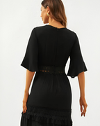 Vestido con Encaje y Corte Sofisticado Ideal para Cualquier Ocasión