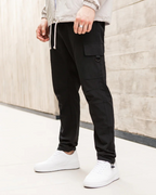 Pantalón Deportivo Cargo de Hombre con Bolsillos Laterales y Corte Ajustado
