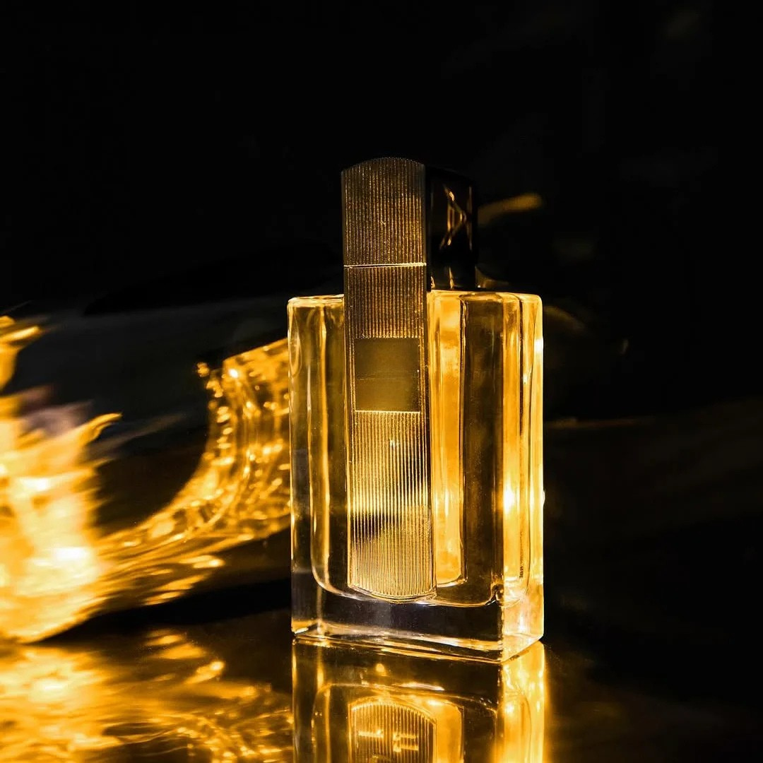 Perfume de aroma oriental en lujoso frasco dorado para mujer®