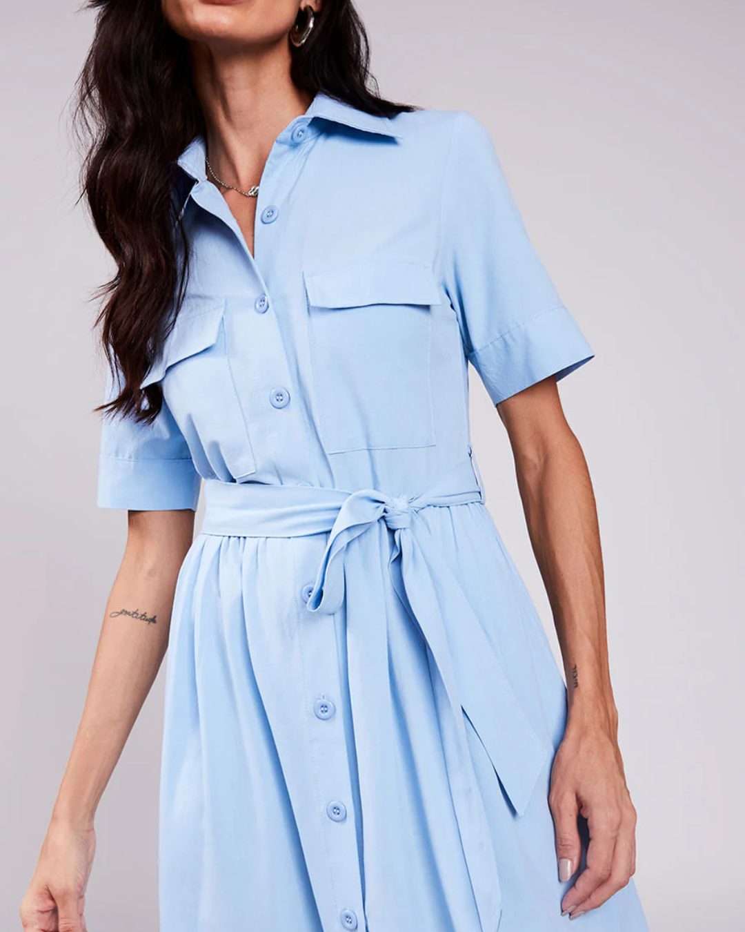 Vestido Elegante de Corte Contemporáneo y Diseño Atemporal