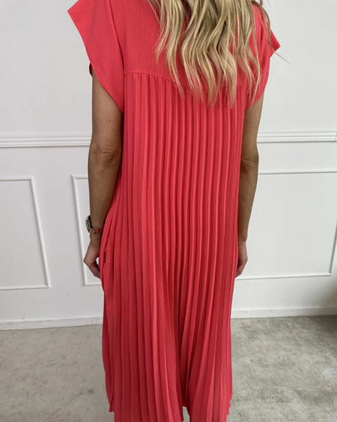 Vestido Largo de Pliegues y Mangas Acampanadas