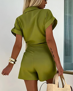 Mono corto con escote en V y cintura ajustable para mujer