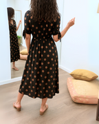 Vestido de lunares con escote en V cruzado