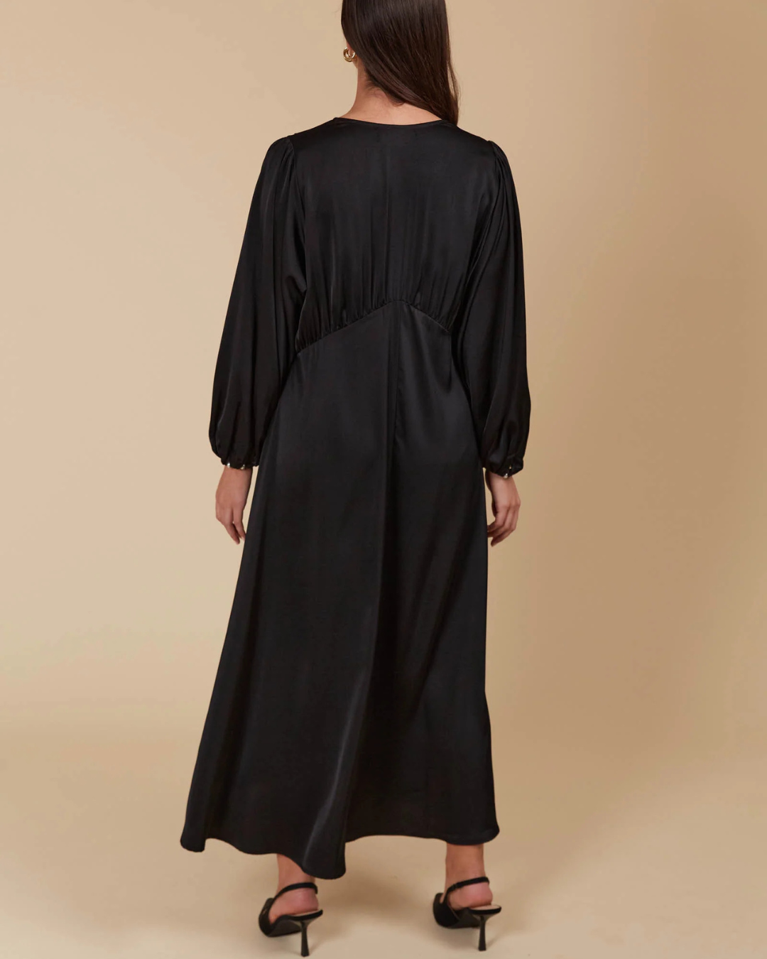 Vestido  de Manga Larga que Redefine la Elegancia