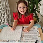 Manuales de escritura con ranuras guiadas y tinta mágica para el aprendizaje