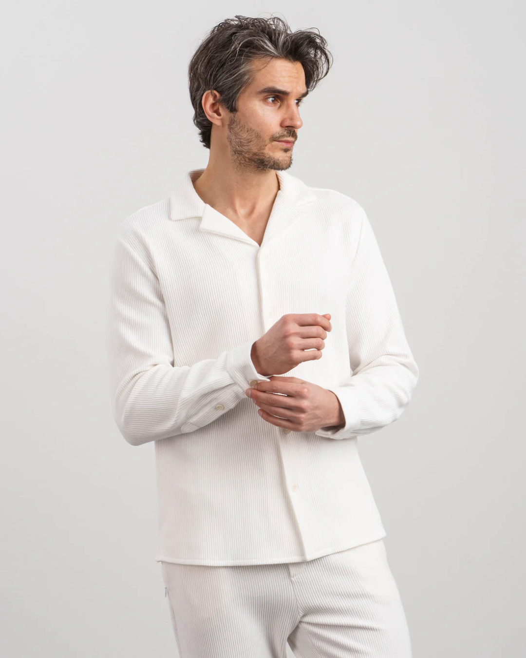 Conjunto Masculino en canalé con camisa abotonada y pantalón recto