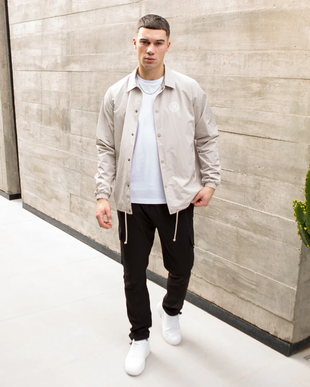 Pantalón Deportivo Cargo de Hombre con Bolsillos Laterales y Corte Ajustado