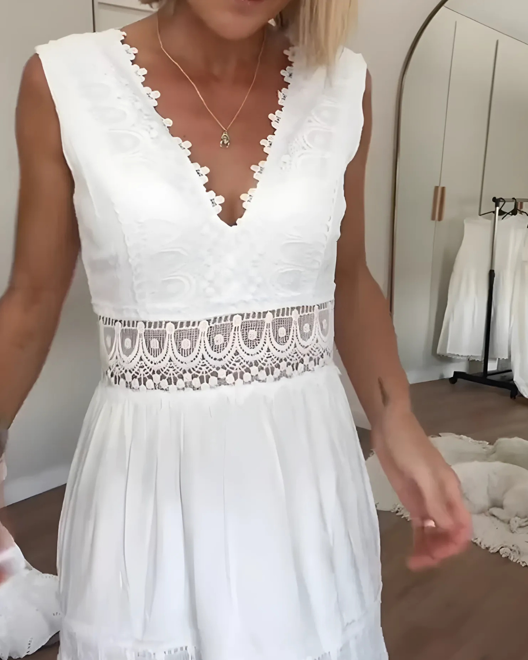 Vestido de Cuello en V con Bordados y Encajes