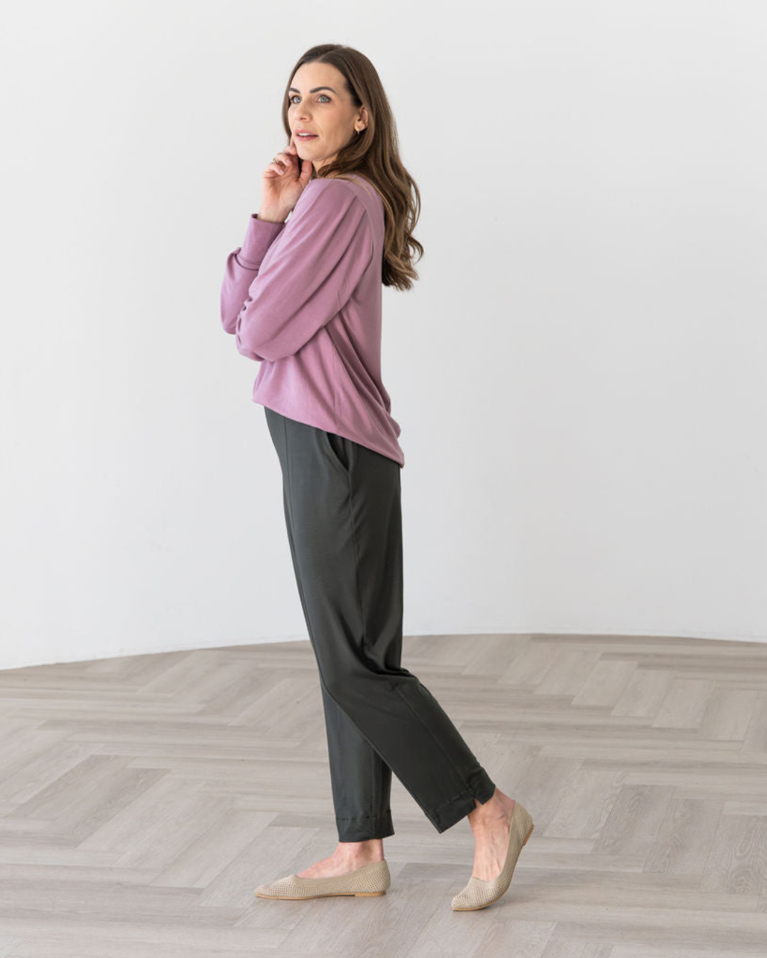 Pantalón Recto de Tiro Medio con Pinzas Frontales y Tejido Fluido