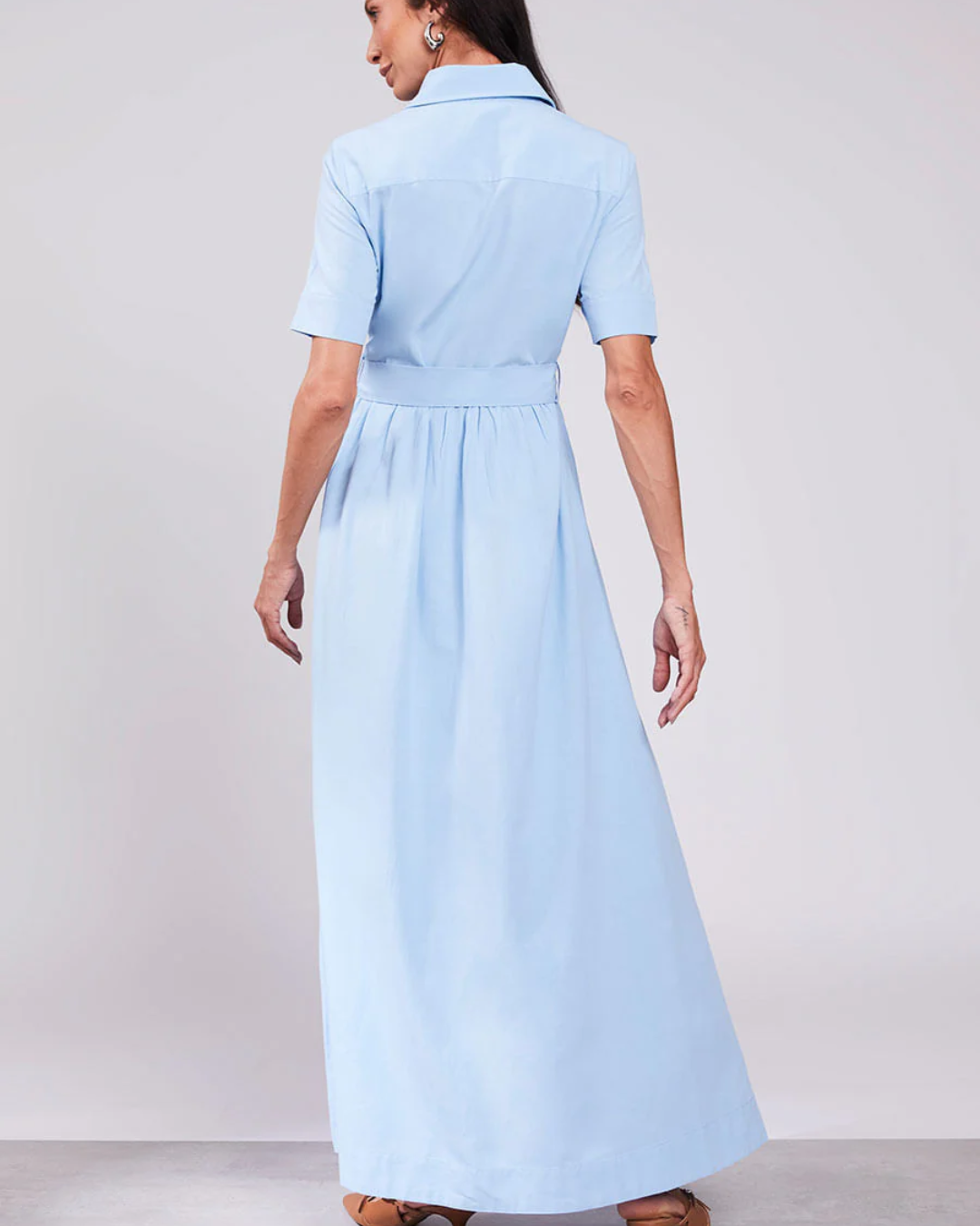 Vestido Elegante de Corte Contemporáneo y Diseño Atemporal