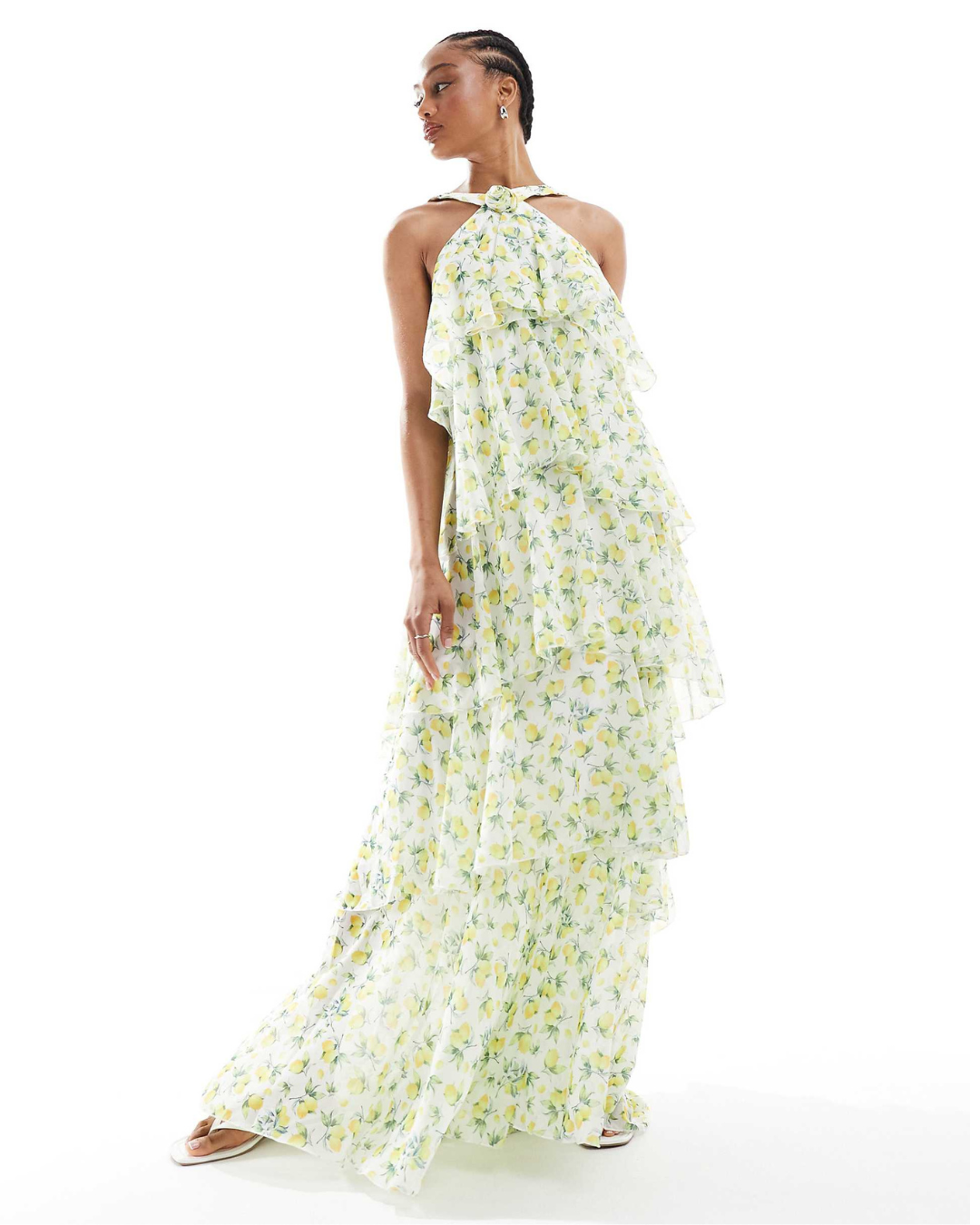 Vestido Largo Escalonado con Cuello Halter y Detalle de Flor