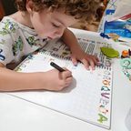 Manuales de escritura con ranuras guiadas y tinta mágica para el aprendizaje