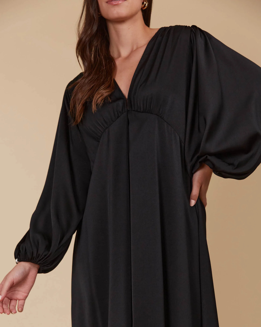 Vestido  de Manga Larga que Redefine la Elegancia