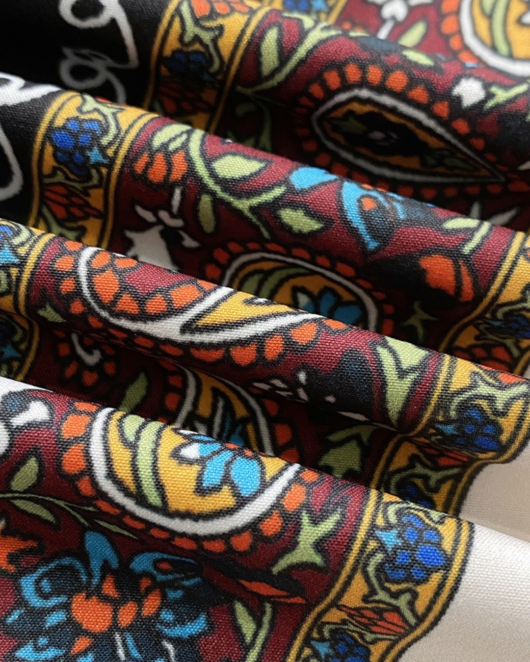 Vestido Mini Elegante con Estampado Colorido y Espalda Descubierta