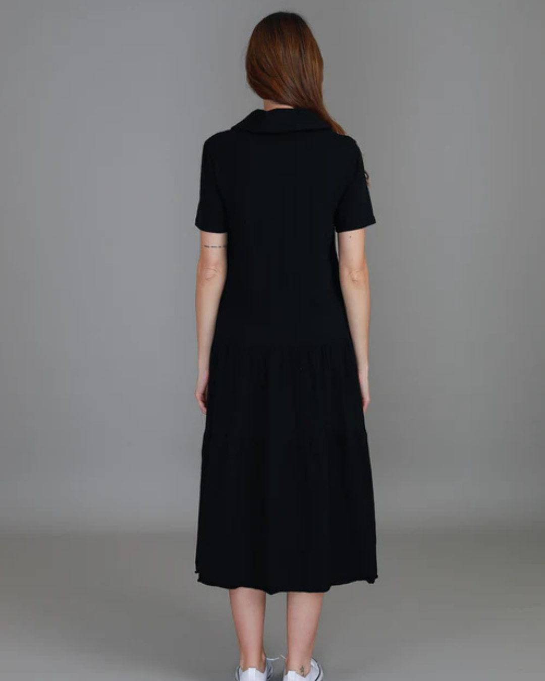 Vestido largo con cuello camisero y estilo holgado