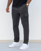 Pantalón Deportivo Cargo de Hombre con Bolsillos Laterales y Corte Ajustado