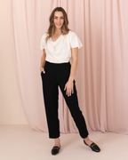 Pantalón Recto de Tiro Medio con Pinzas Frontales y Tejido Fluido