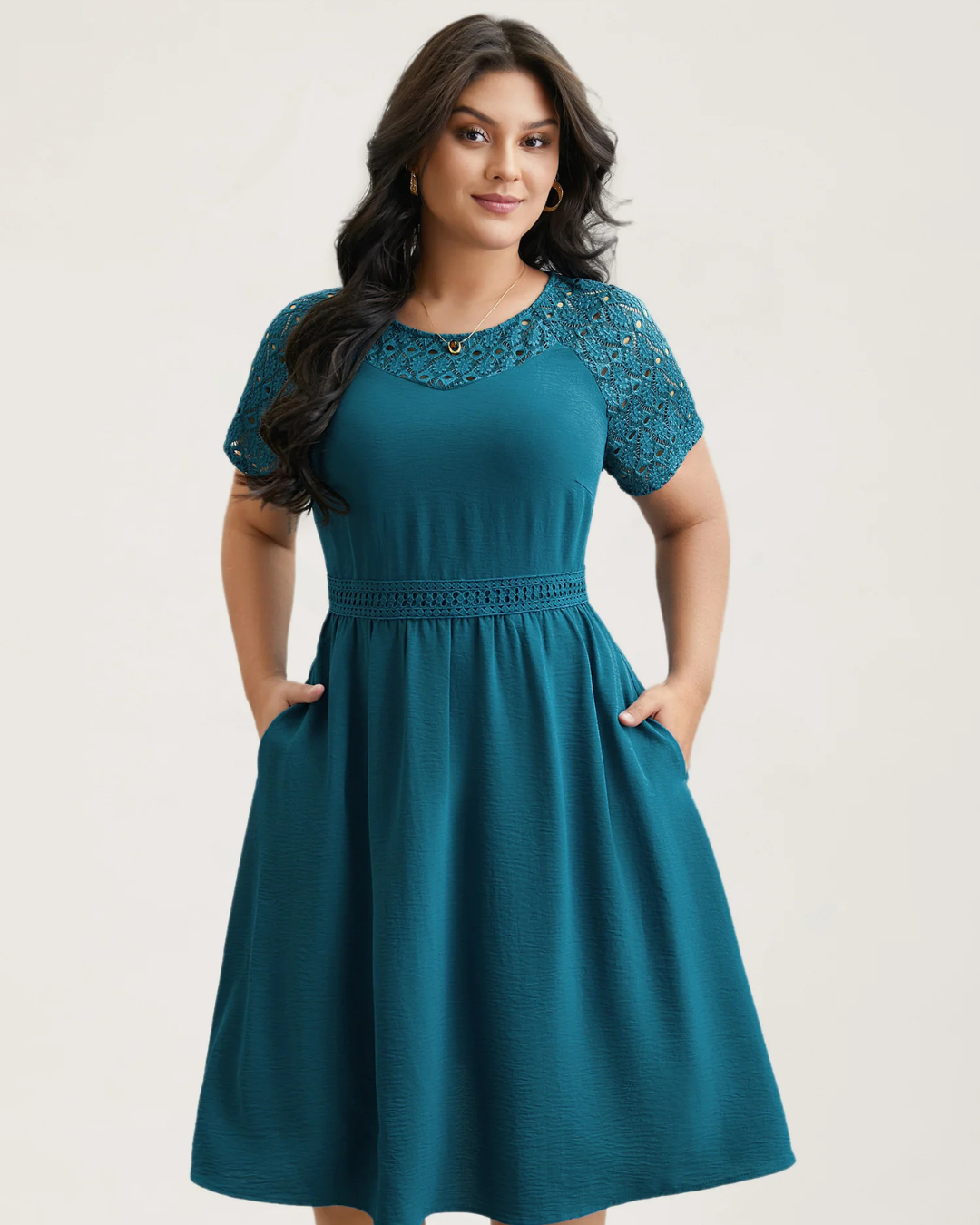 Vestido con bolsillos y mangas cortas con aberturas de encaje®