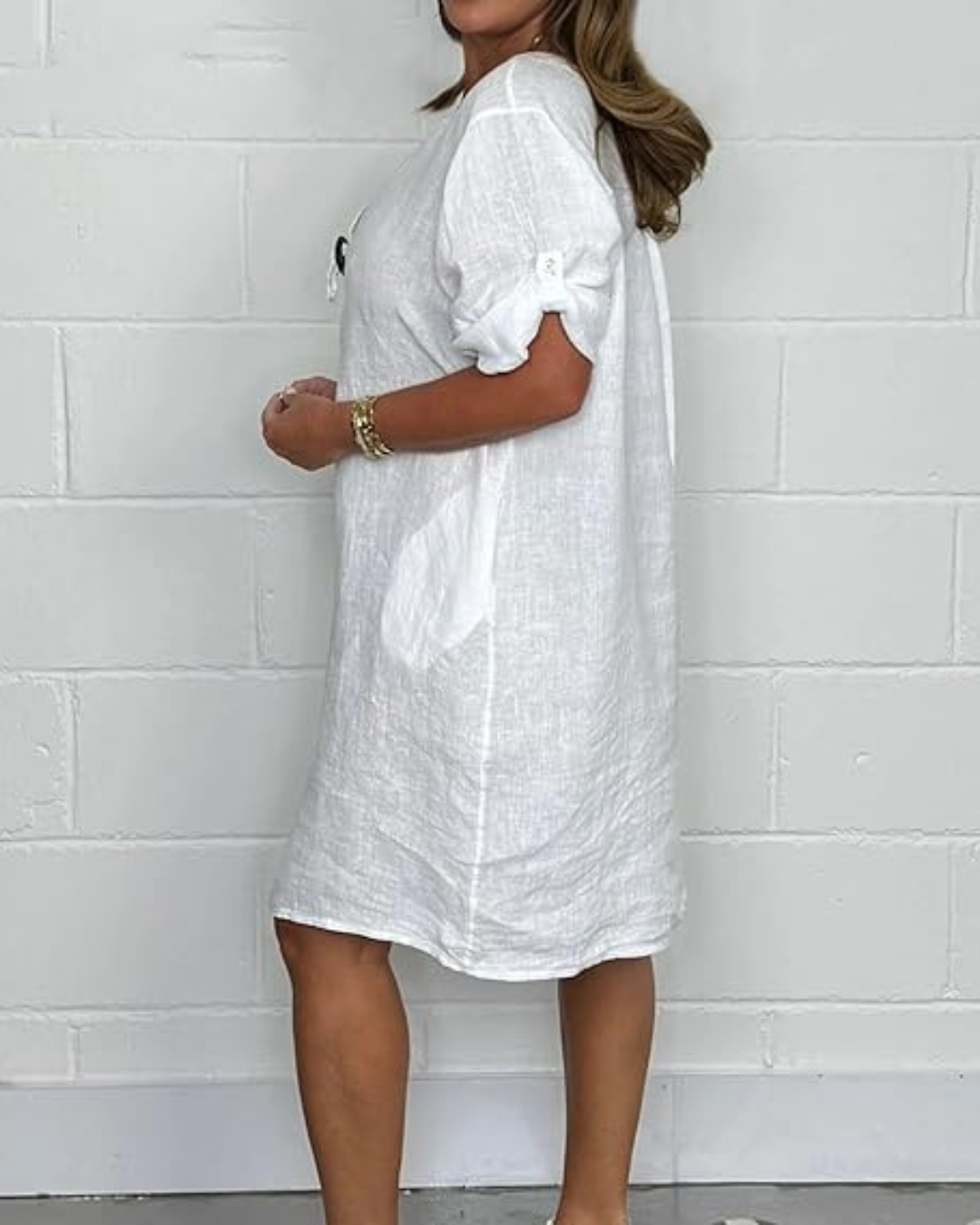 Vestido de lino con mangas largas y elegantes botones