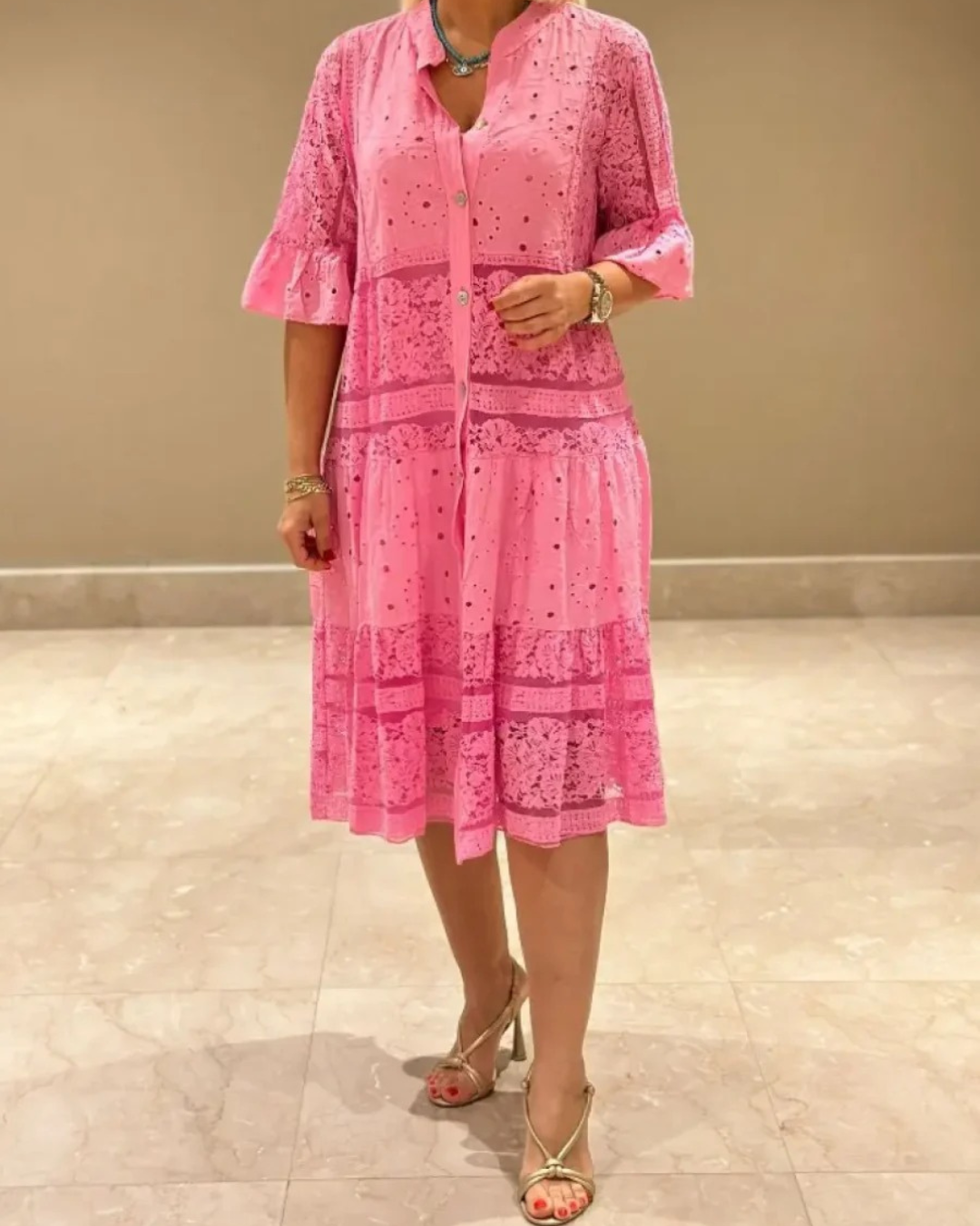 Vestido de encaje con mangas y botones frontales