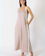 Elegante mono para mujer con bolsillos laterales