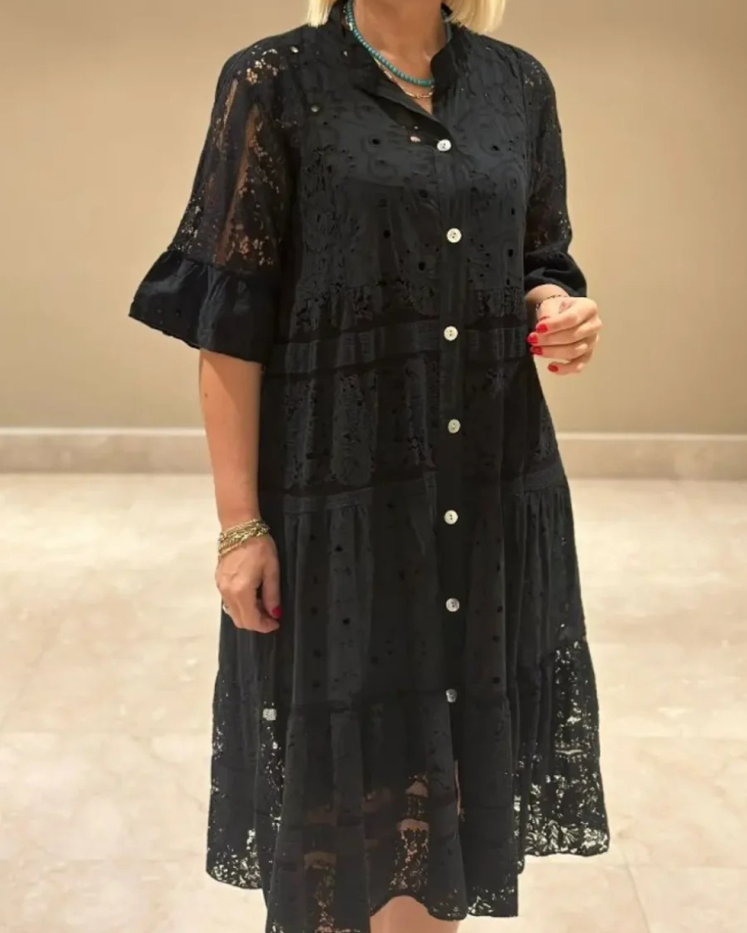 Vestido de encaje con mangas y botones delanteros