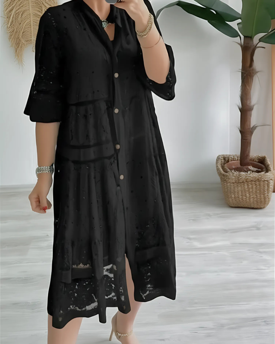 Vestido de encaje con mangas y botones frontales