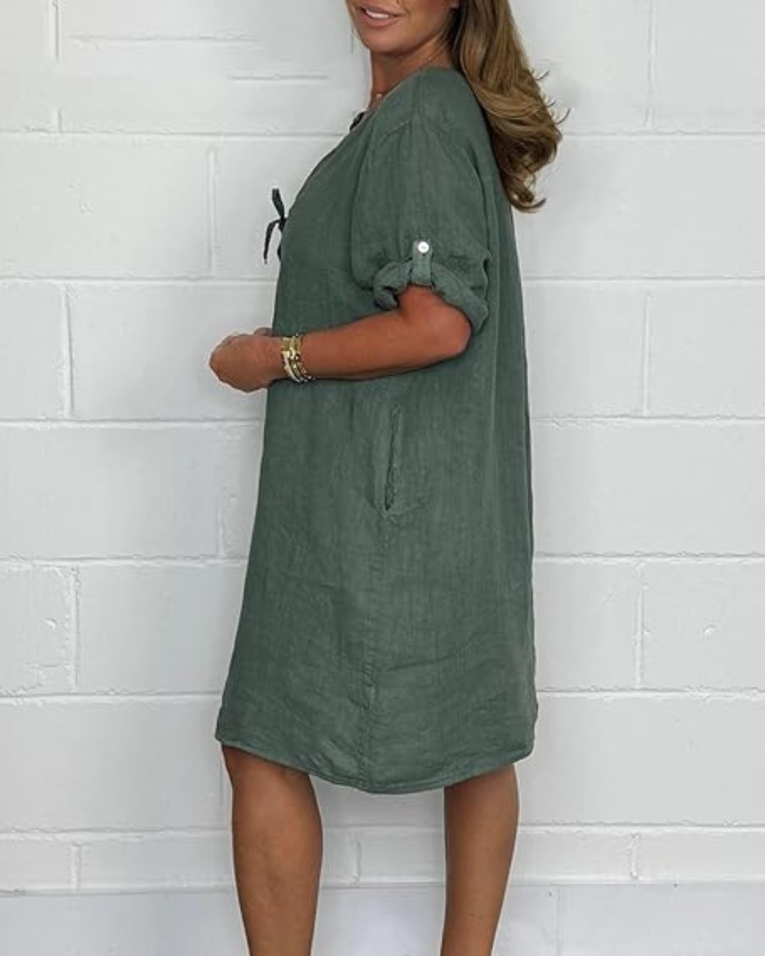 Vestido de lino con mangas largas y elegantes botones