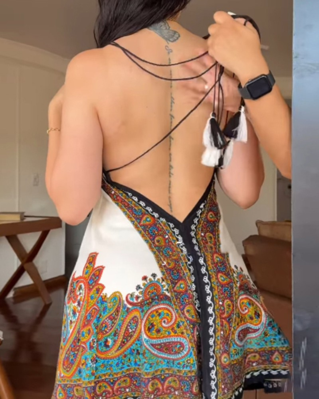 Vestido Mini Elegante con Estampado Colorido y Espalda Descubierta