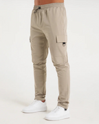 Pantalón Deportivo Cargo de Hombre con Bolsillos Laterales y Corte Ajustado