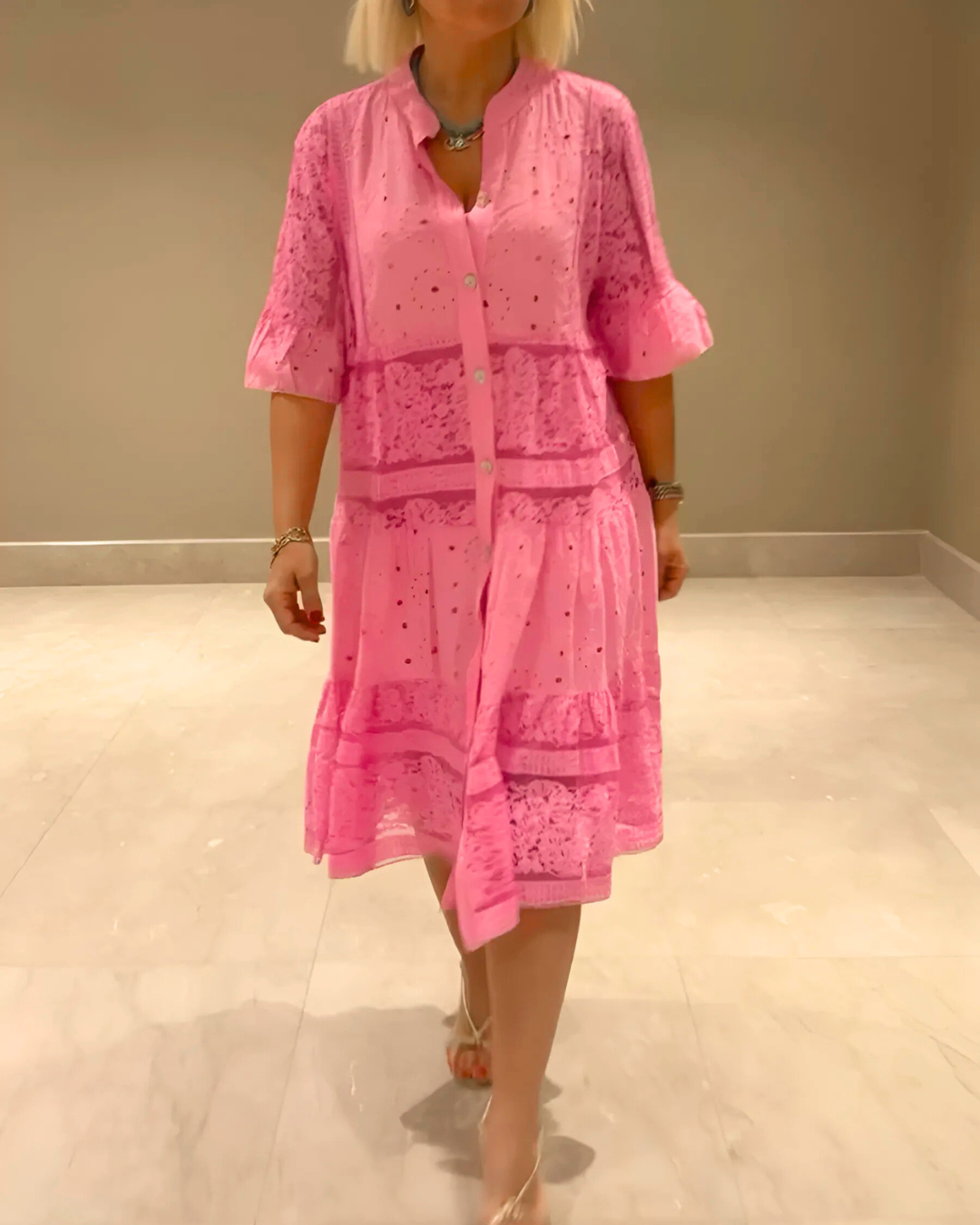 Vestido de encaje con mangas y botones frontales